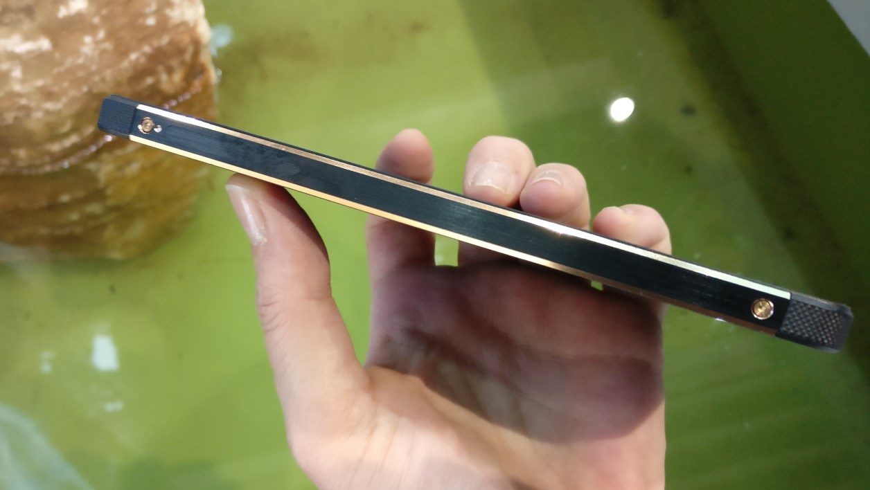 Hisense Rock, un cadre métal avec des vis décoratives