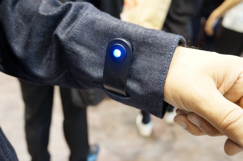 La veste se recharge grâce à un tag.