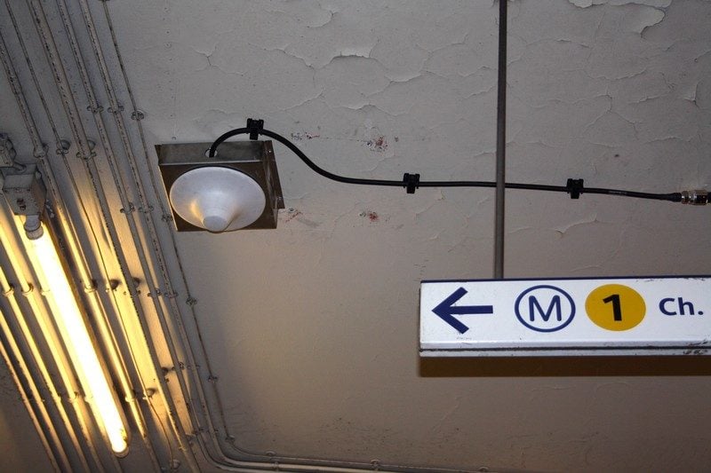 Une antenne de téléphonie mobile dans un couloir du métro.