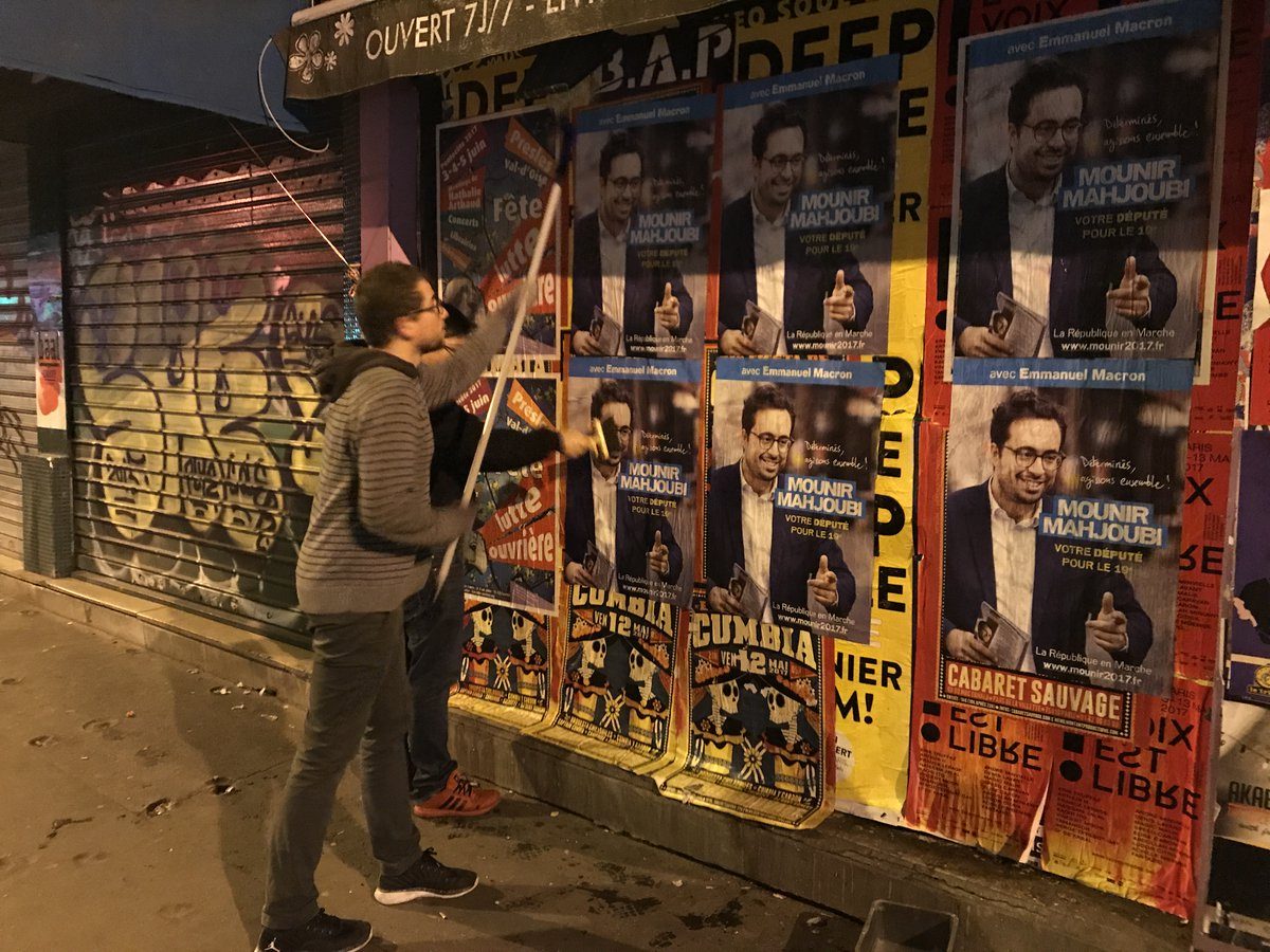 Pose d'affiches en faveur de Mounir Mahjoubi dans le 19e arrondissement de Paris.