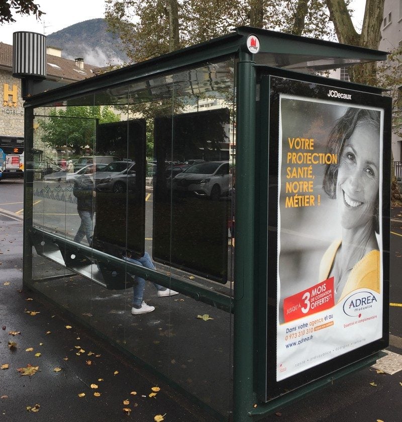 Plusieurs antennes sont dissimulées en haut à gauche en surplomb de l'abribus.