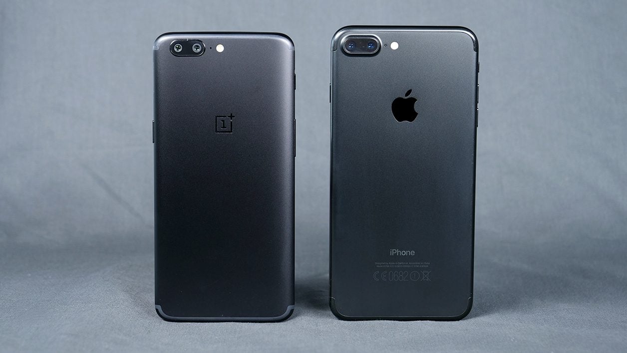 Le OnePlus 5 (à gauche) et l'iPhone 7 Plus (à droite)