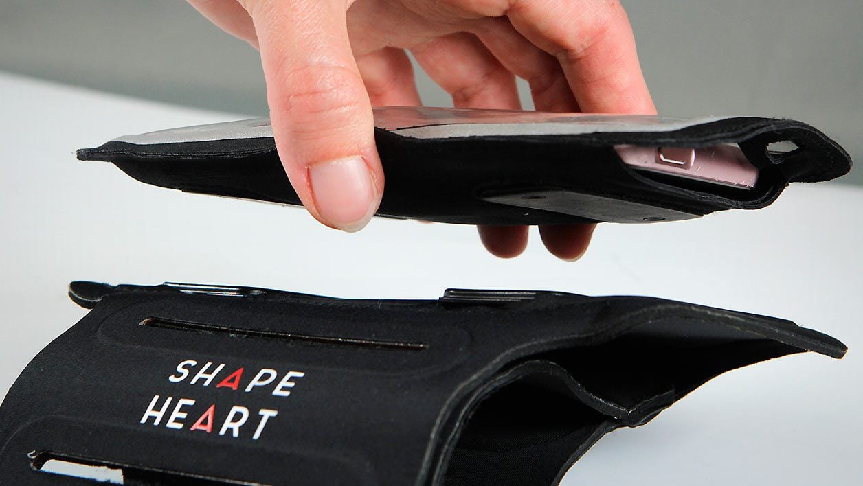 La pochette qui contient le smartphone s'aimante au brassard.
