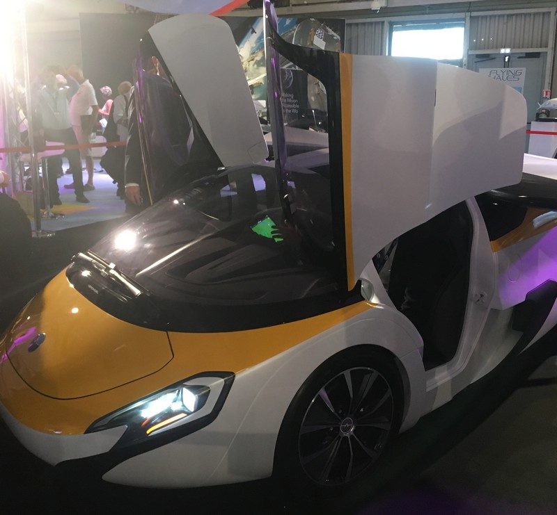 L'Aeromobil portes ouvertes pour accueillir son pilote et son passager.