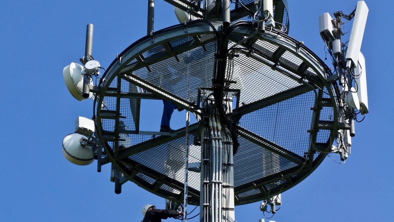Une station de base avec antennes 2G, 3G et 4G.