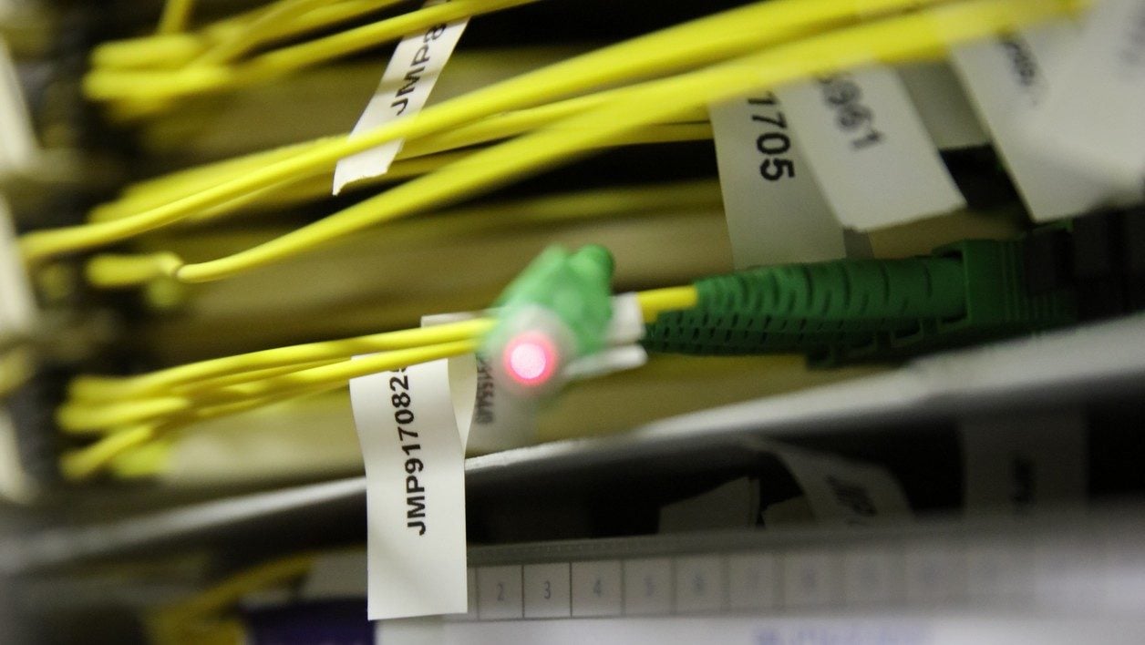 Dans un NRO de SFR (noeud de raccordement optique).