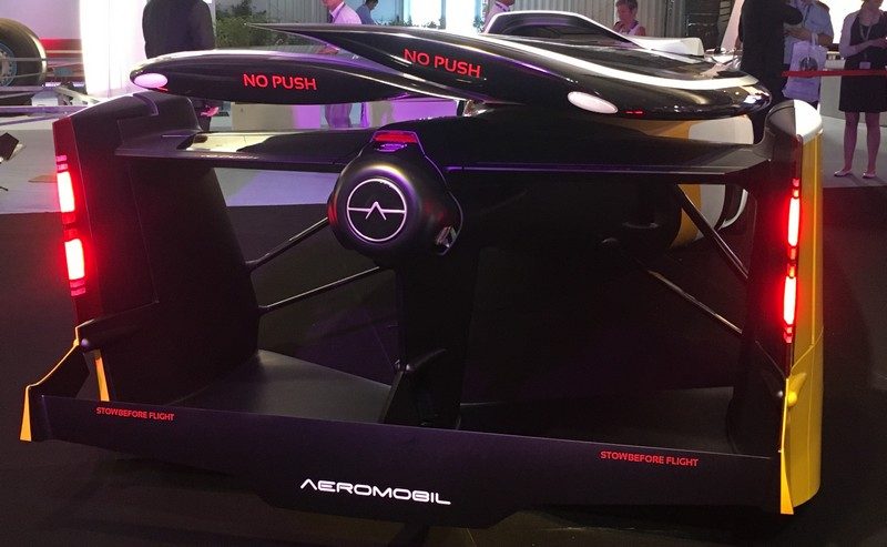 Le dos de l'Aeromobil avec son hélice.