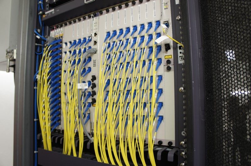 Un ONT (Optical Line Transmission) dans un RIO,  le coeur du réseau des FAI.