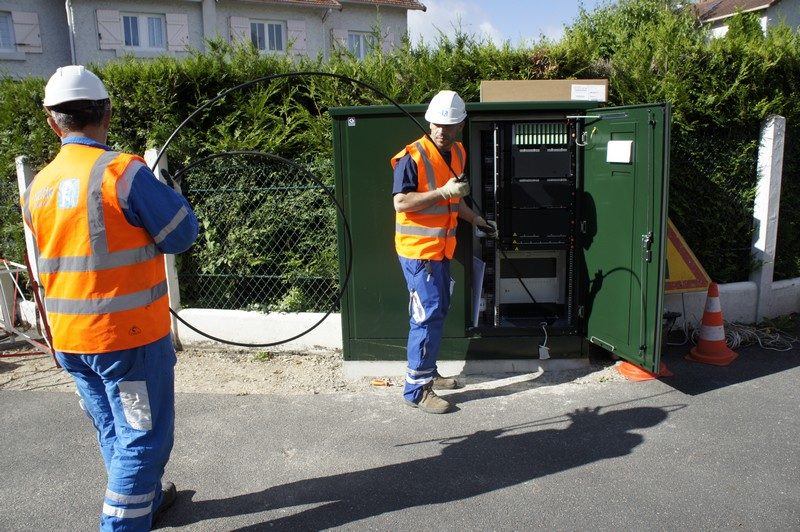 Une équipe d'Orange déployant la fibre optique dans une zone moyennement dense.