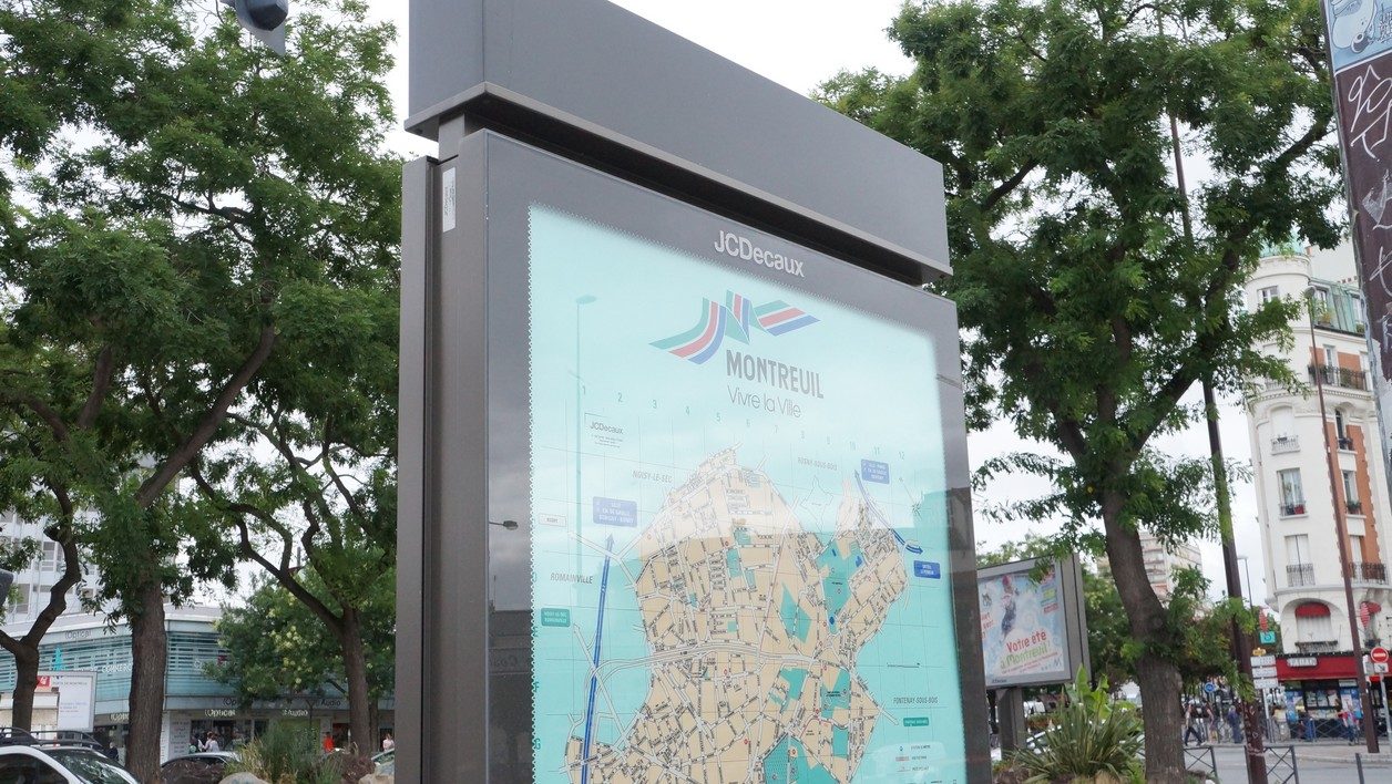 Un panneau publicitaire dissimulant une petite antenne mobile.