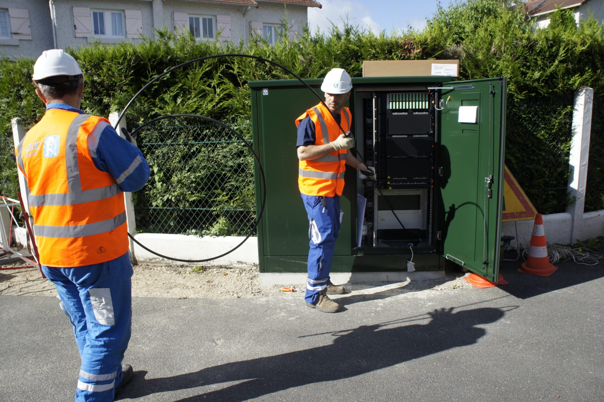 Déploiement de la fibre jusqu'à une armoire de mutualisation par Orange.