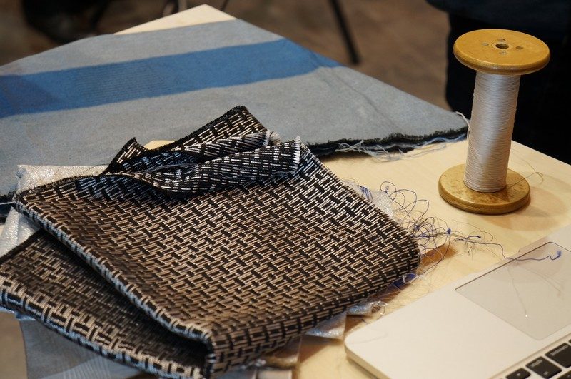 Les fils conducteurs de la veste Jacquard.