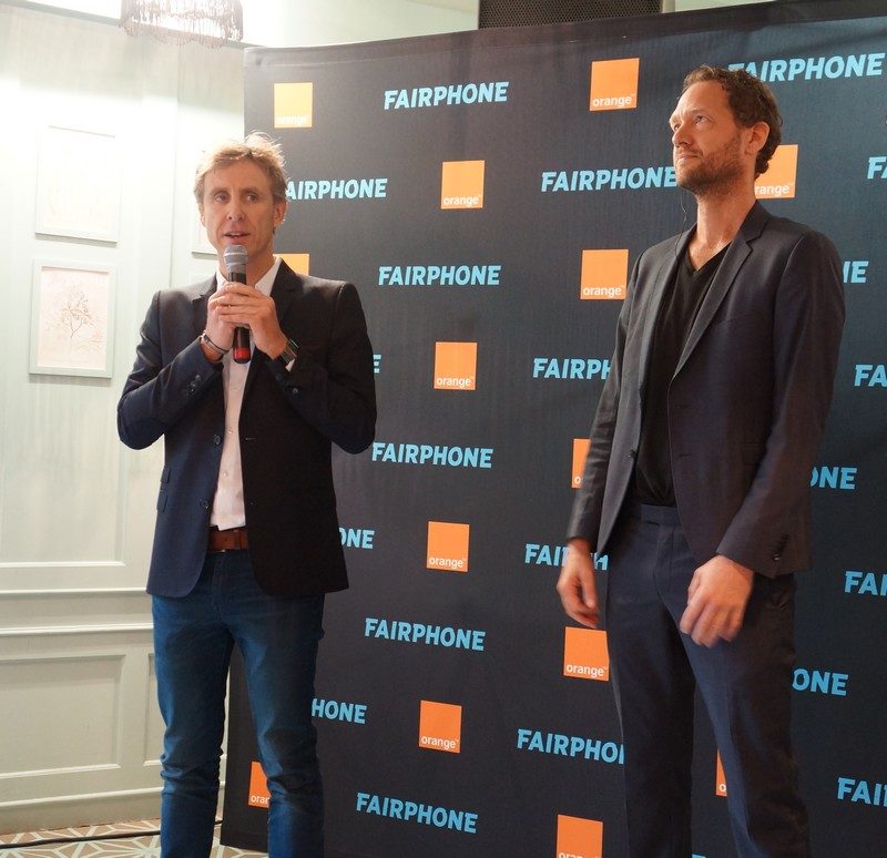 Le directeur marketing grand public Michel Jumeau à gauche et le fondateur de Fairphone Bas van Abel à droite.