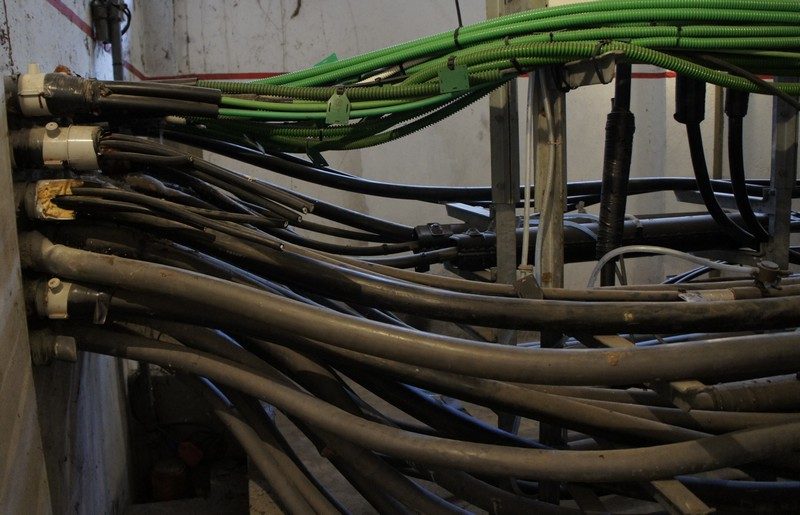 Les câbles en fibre optique du NRO passent par ce mur pour déboucher dans la rue et desservir ensuite beaucoup plus loin les abonnés.