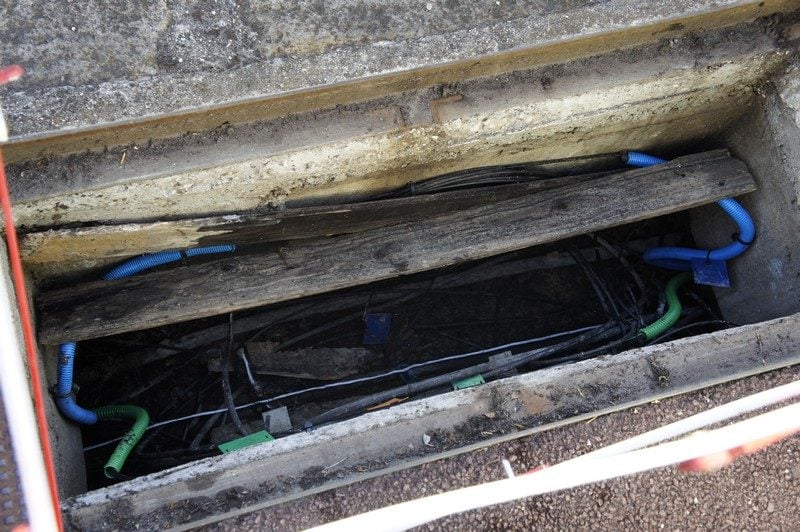Une chambre ouverte avec des fourreaux par lesquels il faut faire passer les câbles en fibre optique.
