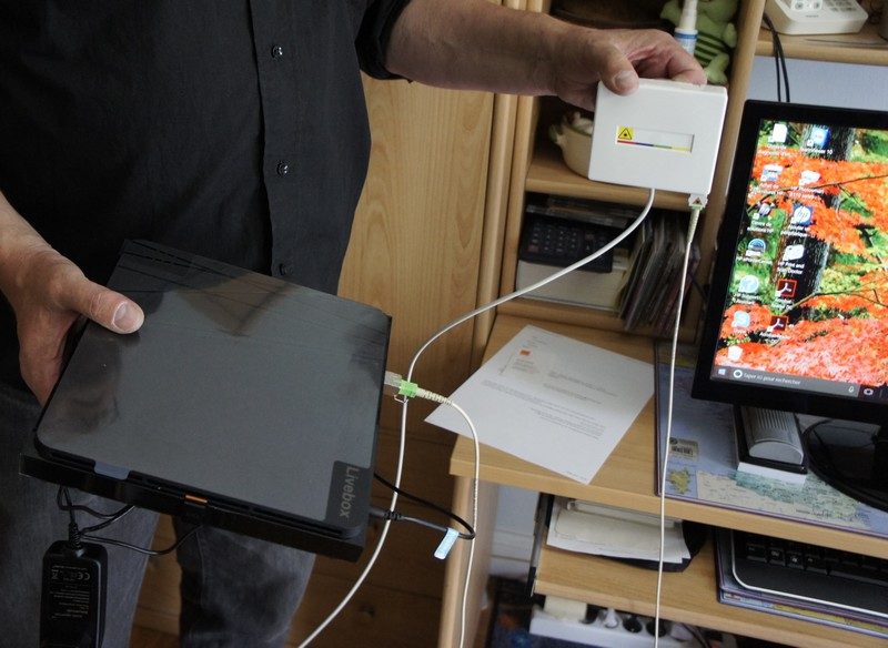 Chez l'abonné, il faut notamment raccorder la fibre à la box.
