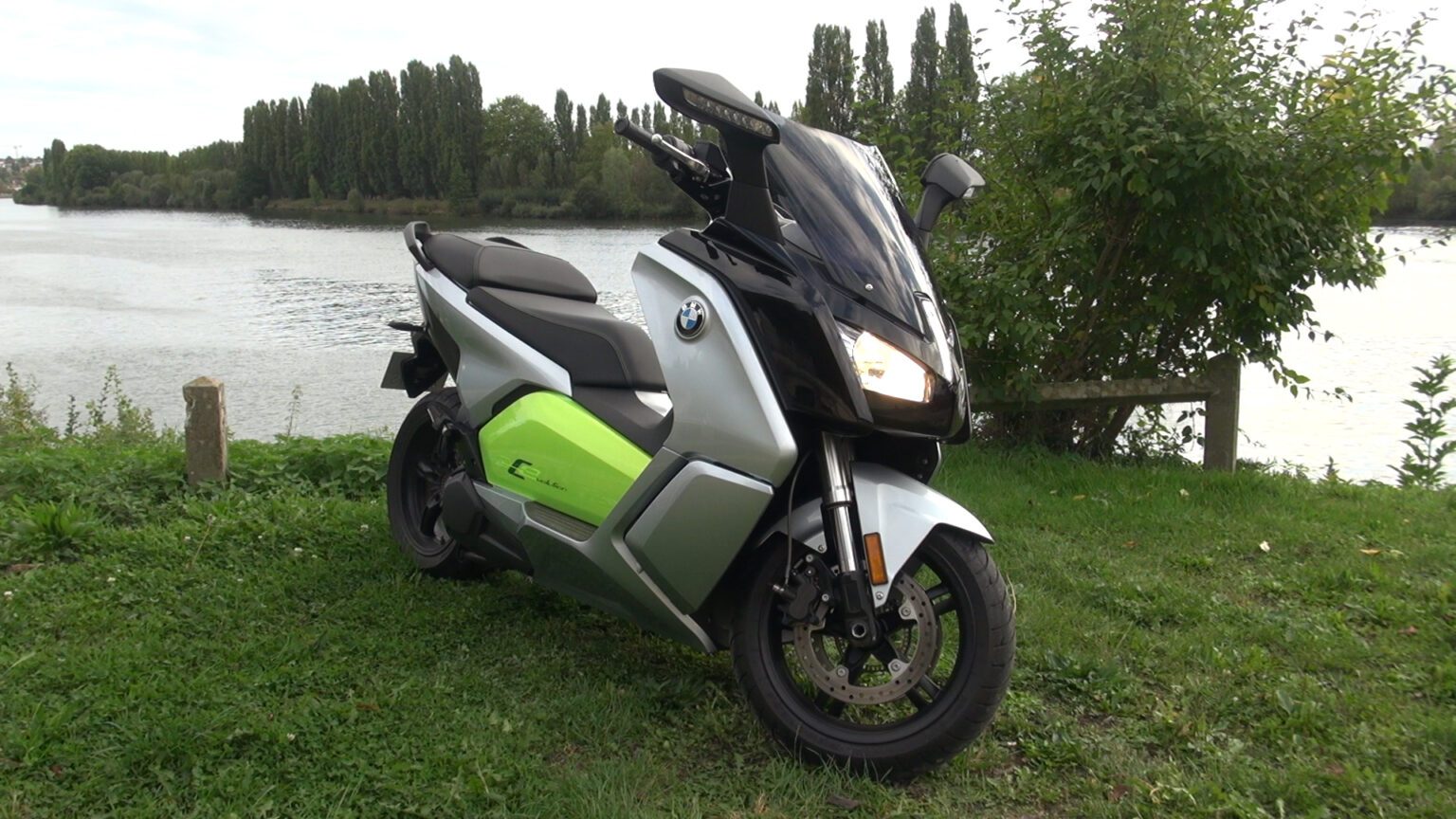 On a testé C Evolution, le scooter électrique de BMW à l'accélération ...