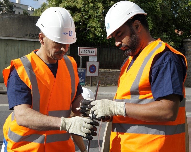 Deux techniciens en action à Versailles.