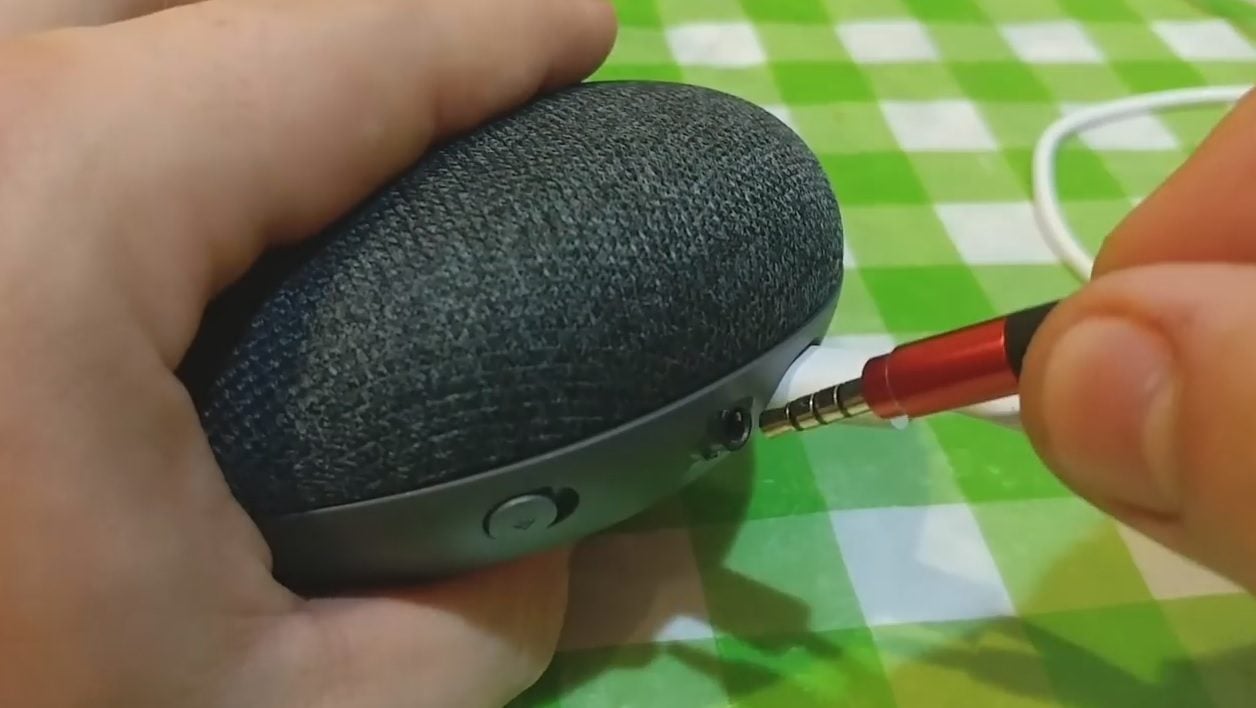 Ce bricoleur installe une prise jack dans sa Google Home Mini