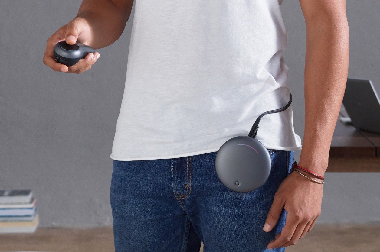 Le controleur à gauche et le mini-ordinateur de Magic Leap qui se clipse à la poche du jean.