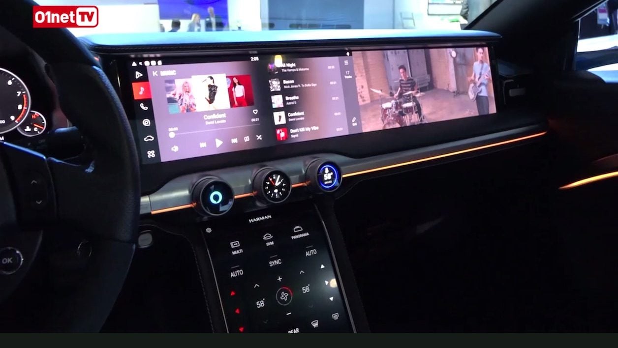 Tableau de bord/écran flexible pour voiture