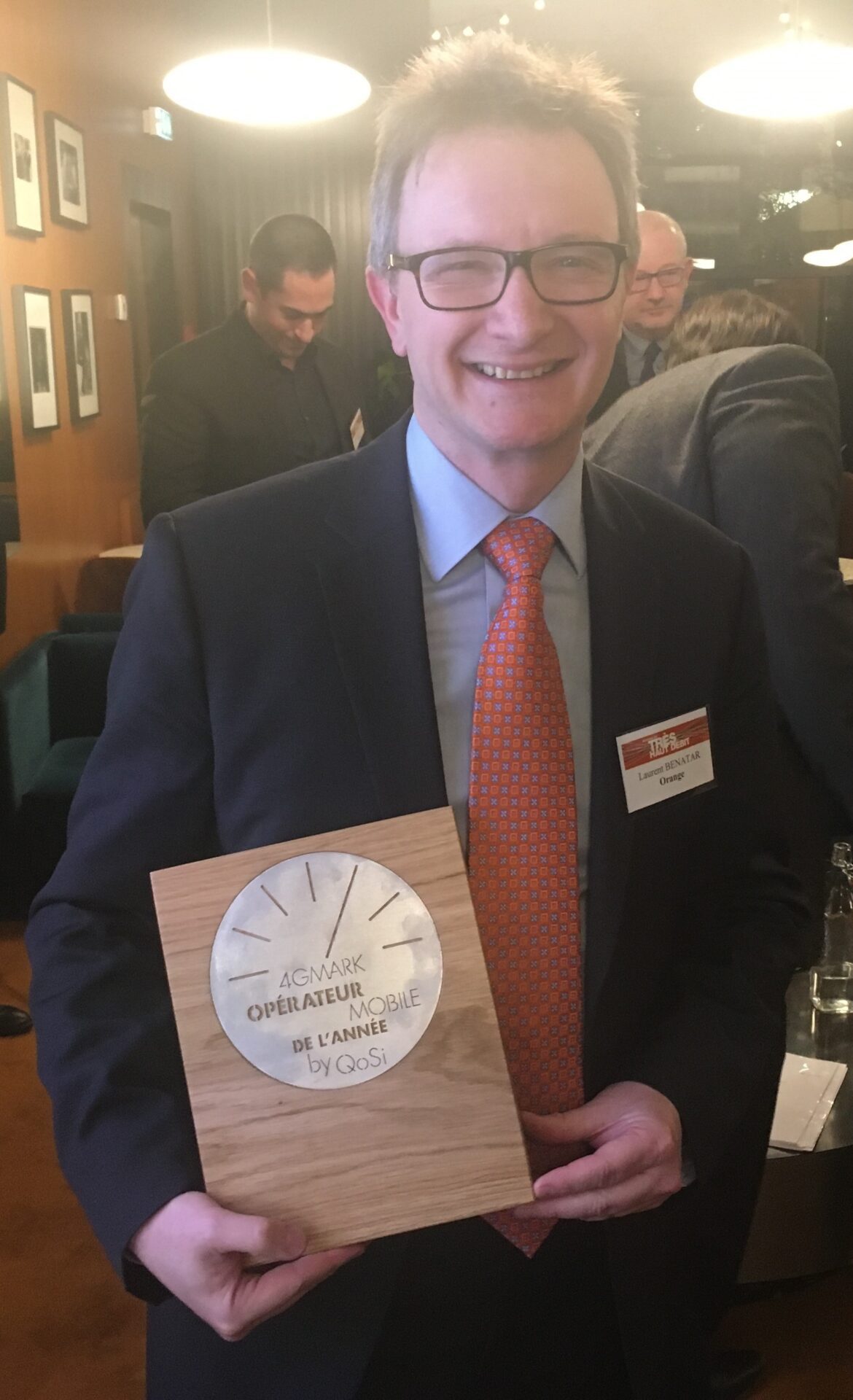 Laurent Benatar, directeur technique d'Orange, tient le prix du meilleur opérateur de l'année.