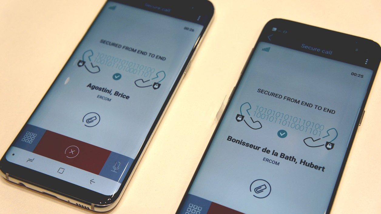 L'émetteur et le destinataire doivent être équipés de la même SIM et de la même application pour que la communication reste chiffrée de bout en bout.