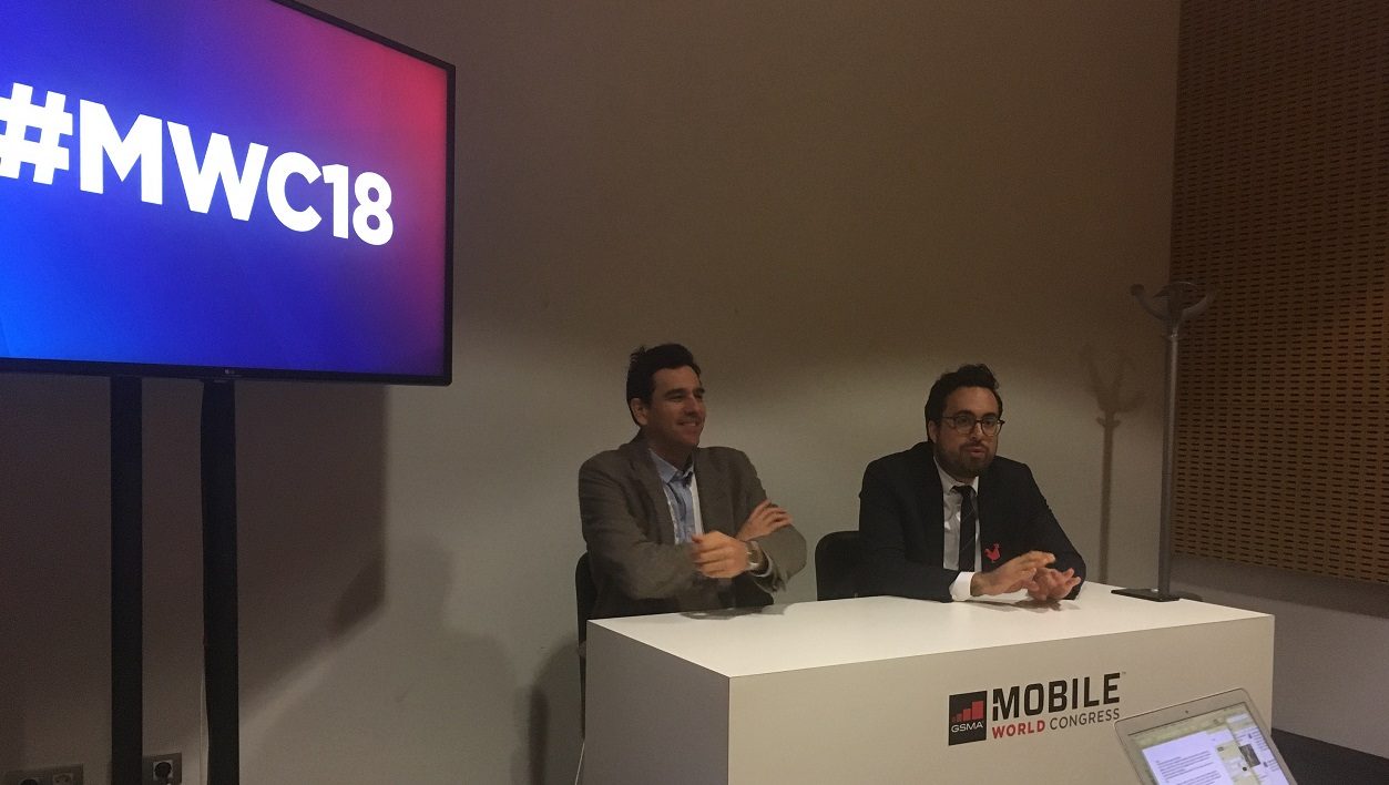 Le président de l'Arcep Sébastien Soriano et le secrétaire d'Etat au numérique Mounir Mahjoubi lors d'un point presse au MWC 2018.