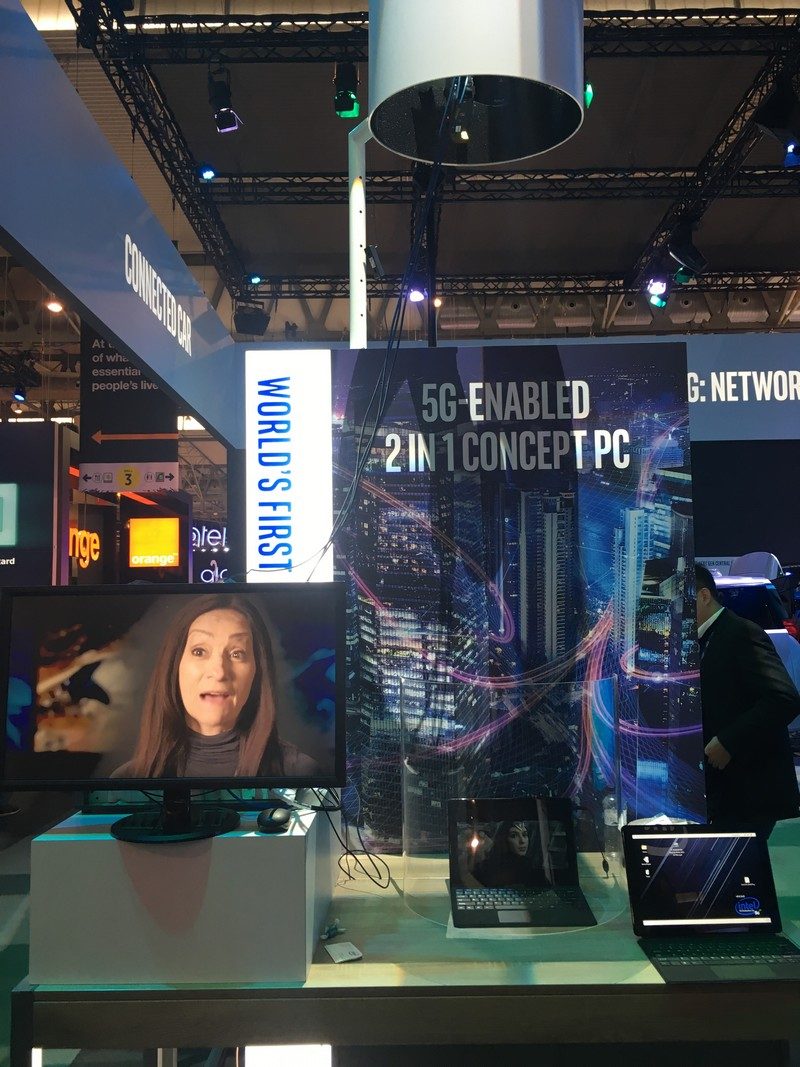 Le stand du PC 2-en-1 5G d'Intel.