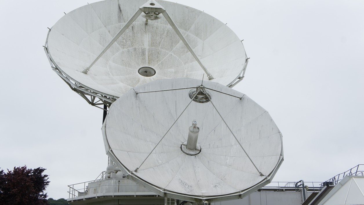 Au centre des antennes, on distingue un petit triangle. C'est un cassegrain.