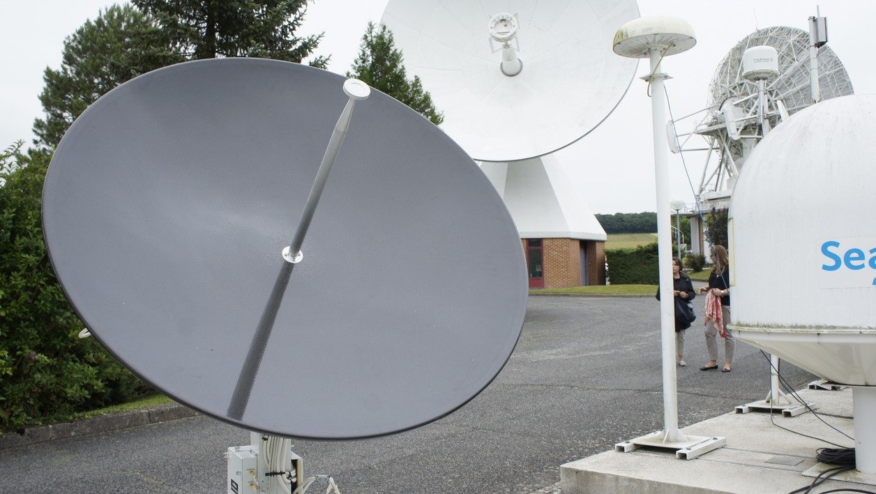 Une antenne telle qu'on peut en trouver au sommet d'un navire. Elle est testée sur le site du téléport.