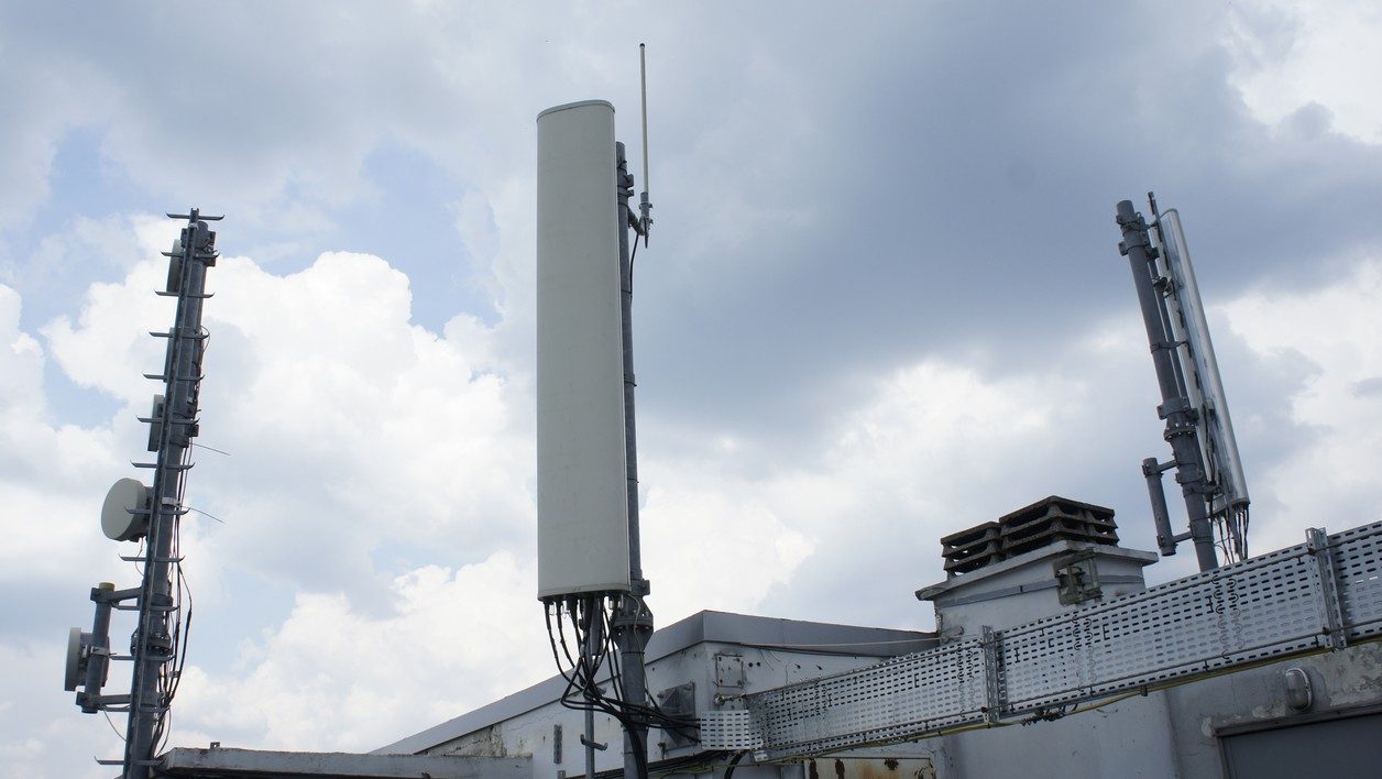 Deux antennes mobiles dos à dos. Une troisième, non visible sur la photo vient compléter la station de base afin d'émettre à 360 degrés.