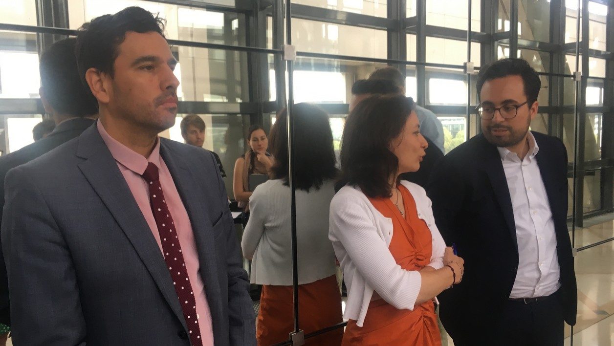 Le président de l'Arcep Sébastien Soriano, la secrétaire d'Etat de l'Economie et des Finances Delphine Gény-Stephann et le secrétaire d'Etat chargé du Numérique Mounir Mahjoubi lors de la présentation de la feuille de route 5G de la France ce lundi 16 juillet à Bercy.