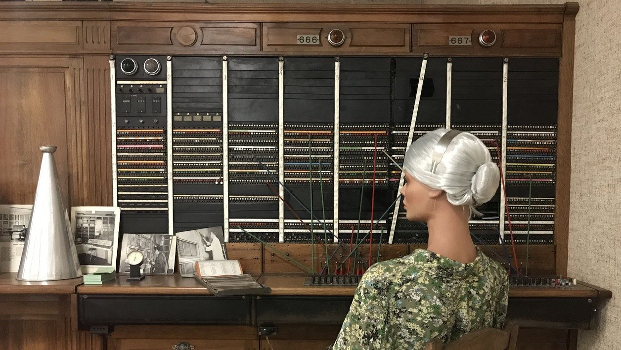 La tableau des demoiselles du téléphone.