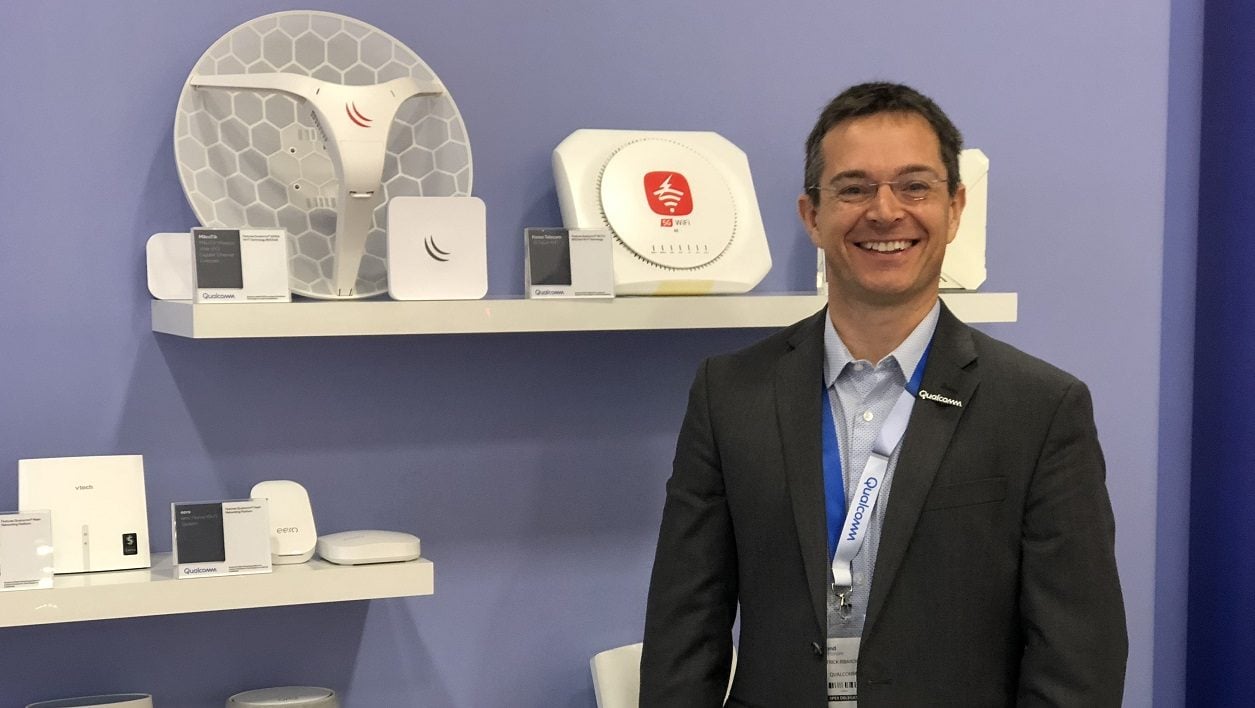 Patrick Ribardière devant les des réplicateurs Wi-Fi 60 GHz sur le stand de Qualcomm au salon Broadband World Forum à Berlin.