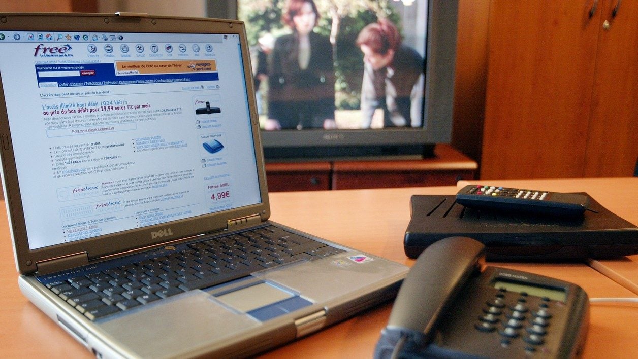 Une Freebox en 2004. C'est la première fois que les Français ont accès au triple play comprenant l'accès à Internet, le téléphone et la télévision.