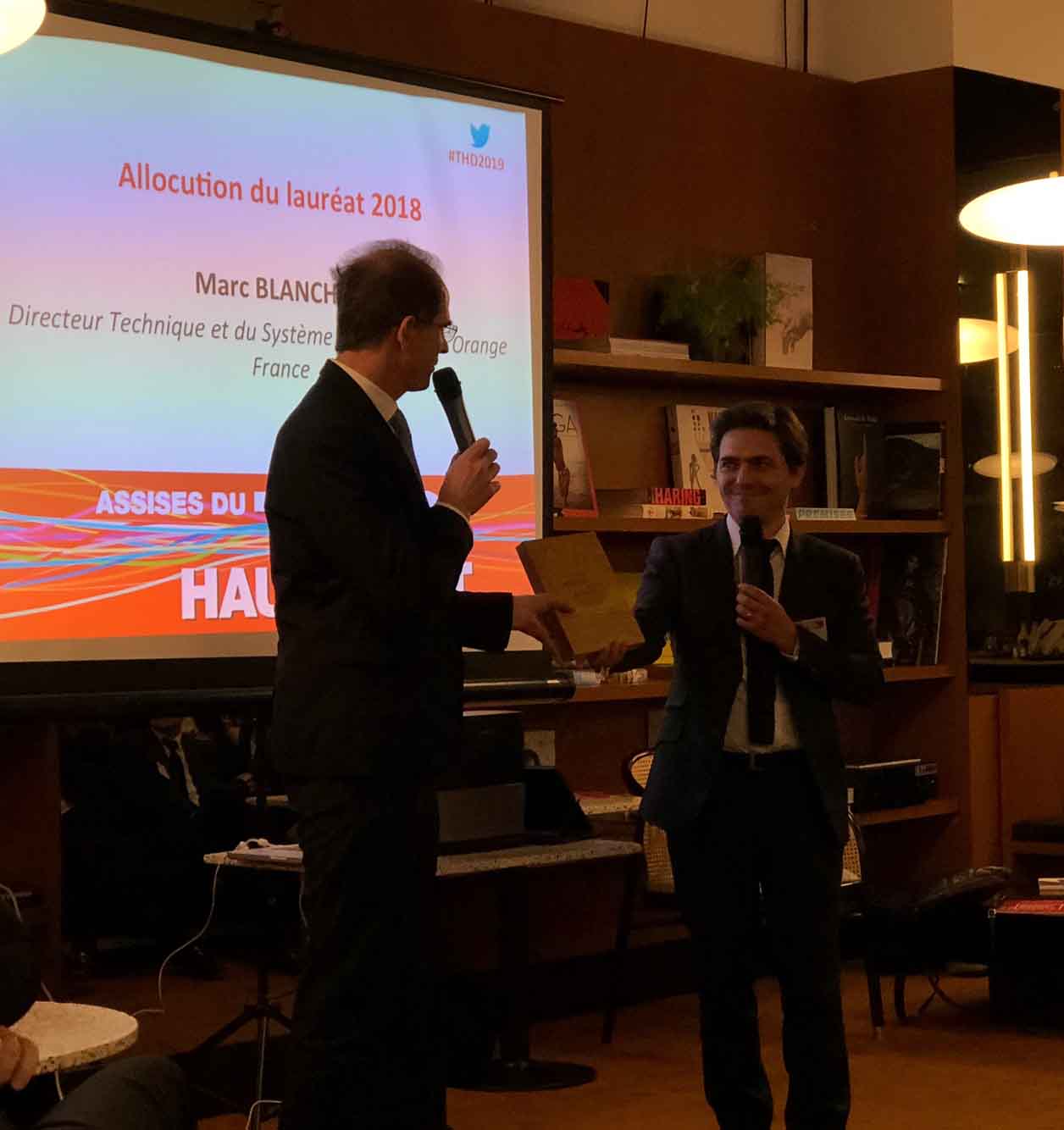 Marc Blanchet, directeur technique et du système d'information d'Orange, reçoit le prix du meilleur opérateur mobile de l'année 2018 des mains de Fabien Renaudineau, le CEO de Qosi.