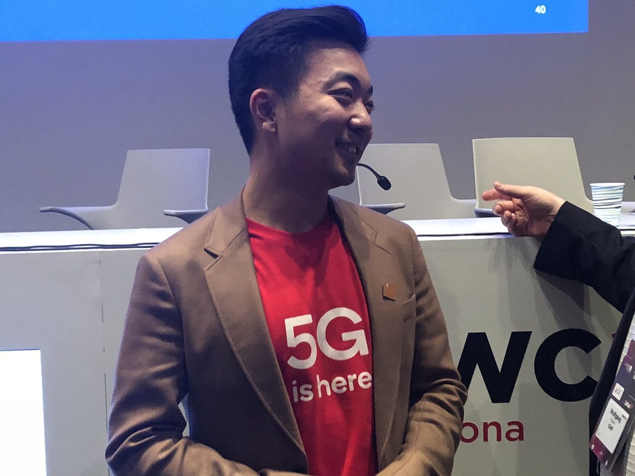 Le cofondateur de OnePlus Carl Pei lors d'une table-ronde sur le salon du MWC 2019.