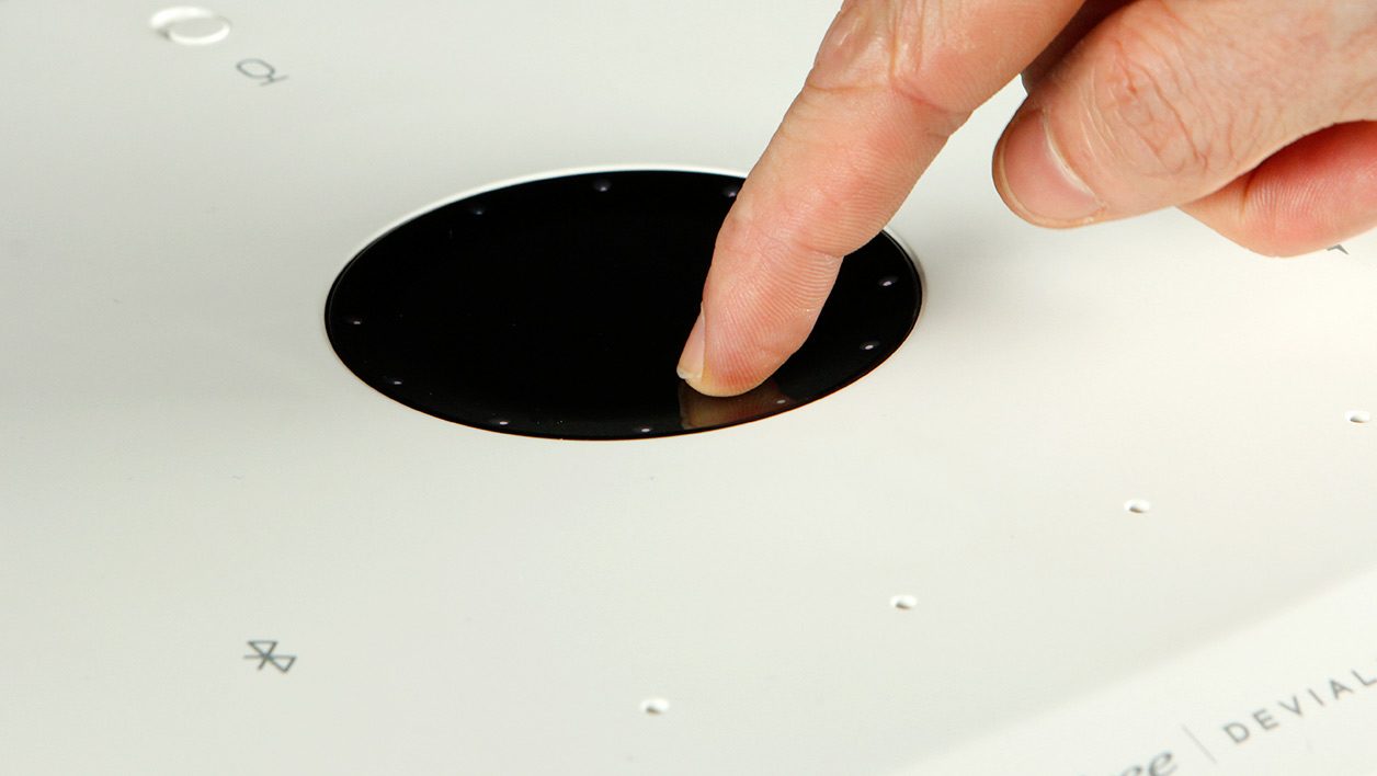 Surface tactile du Freebox Player.