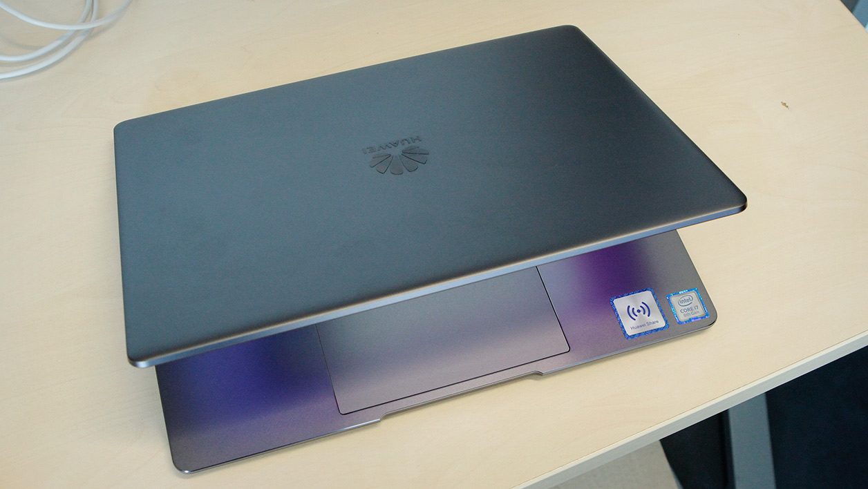 Huawei-MateBook-13-3-4-moitier-fermé.jpg