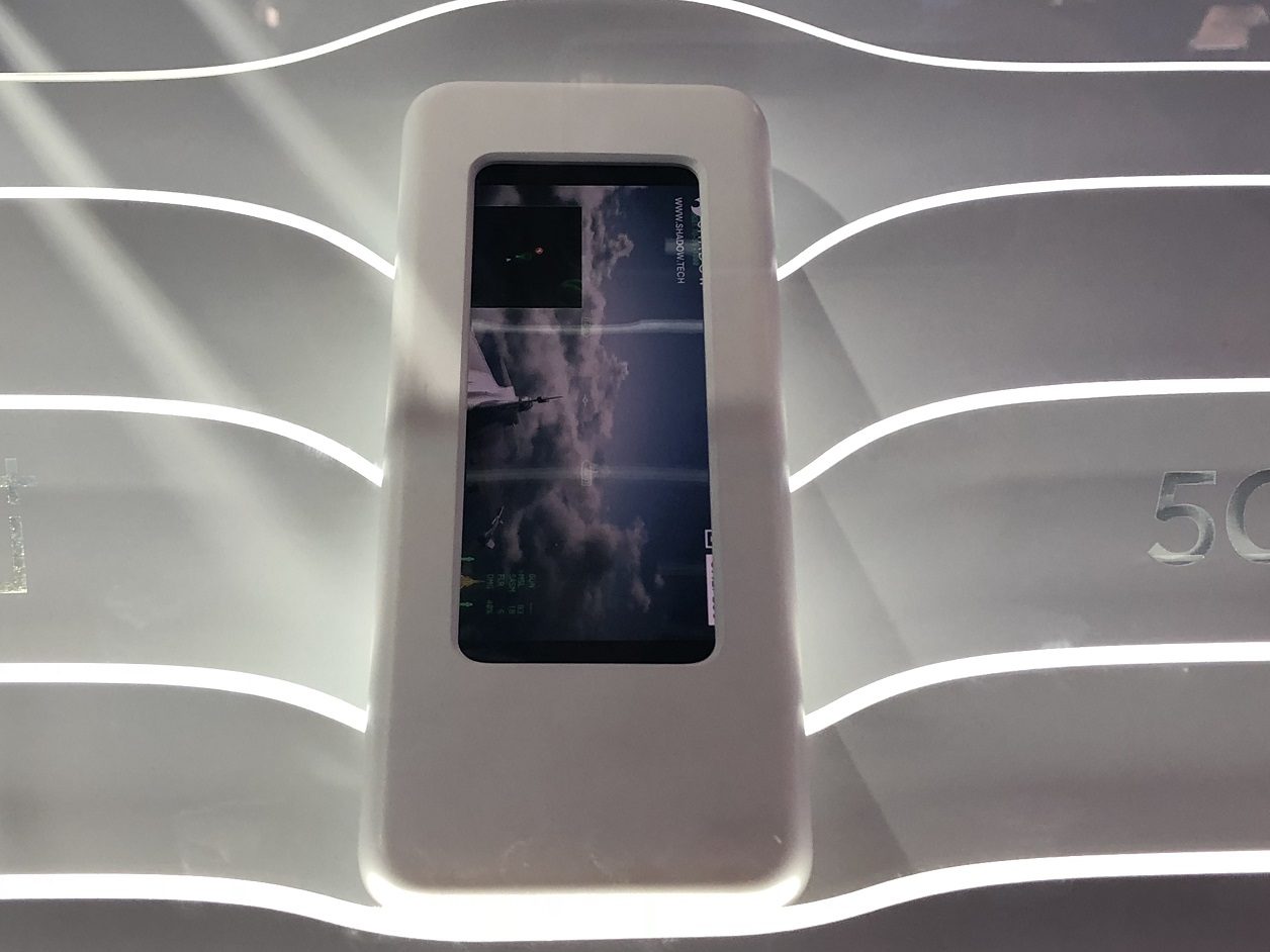 Le smartphone 5G de OnePlus est masqué en partie par une coque.