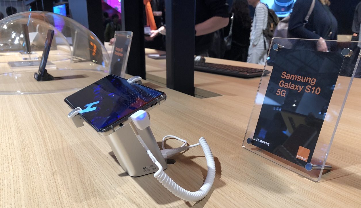 Le stand d'Orange avec ses trois smartphones 5G.