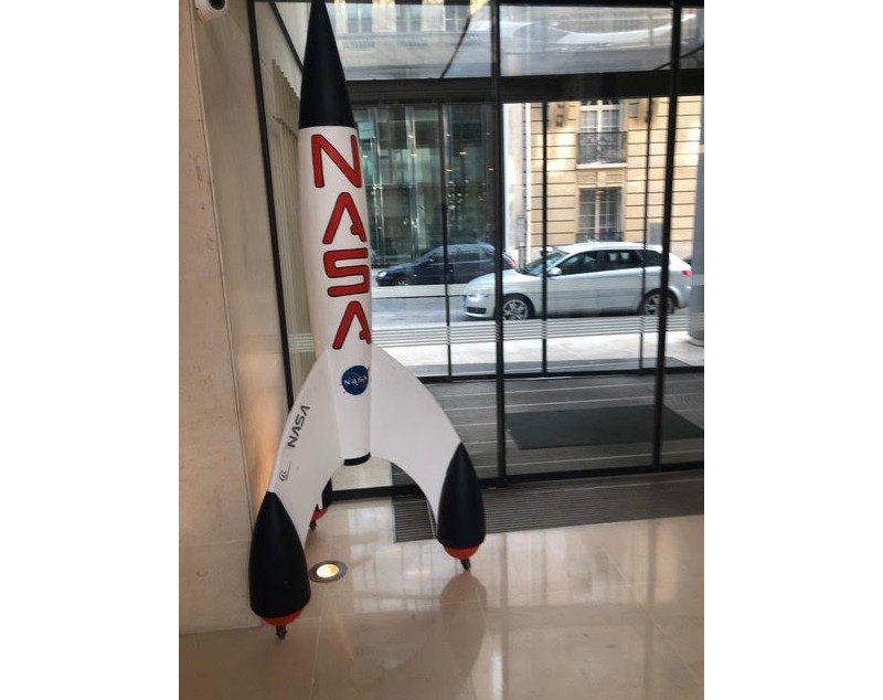 La maquette de fusée installée dans le hall du siège parisien d'Iliad.
