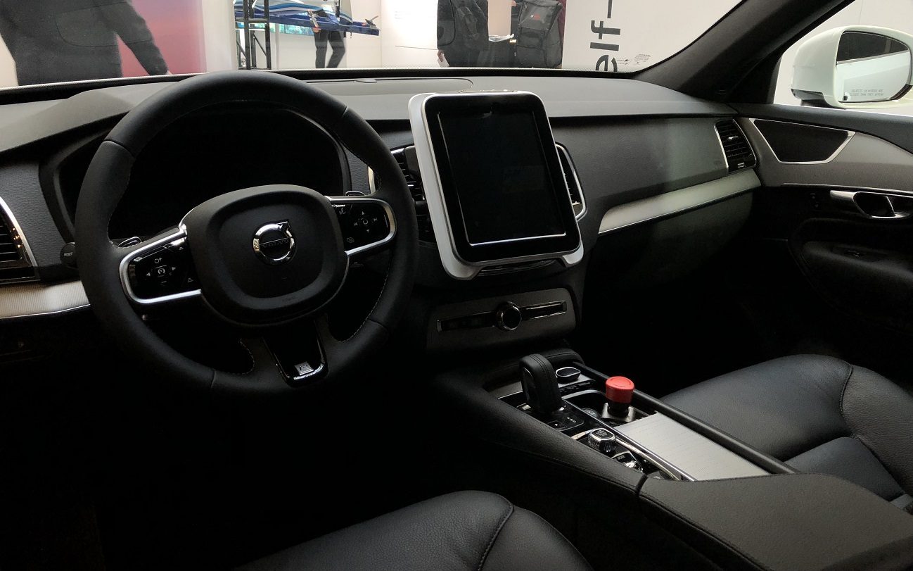 La voiture dispose de deux écrans, un pour chaque rangée de sièges.