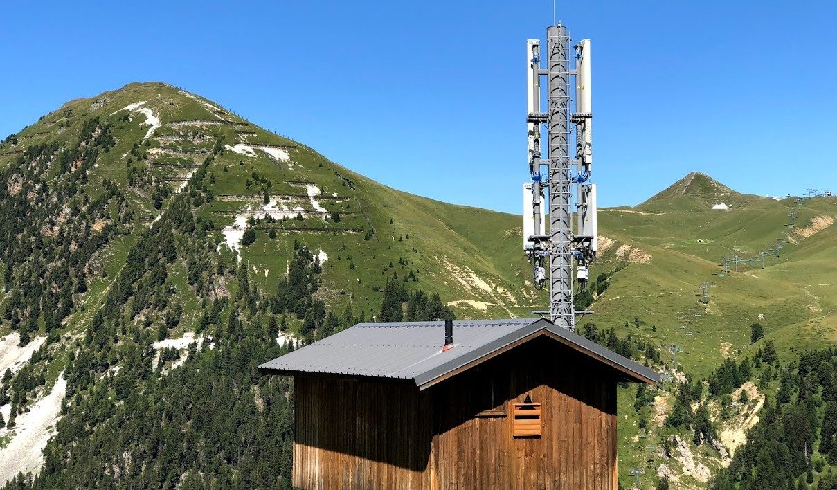Un site mobile 4G en montagne.