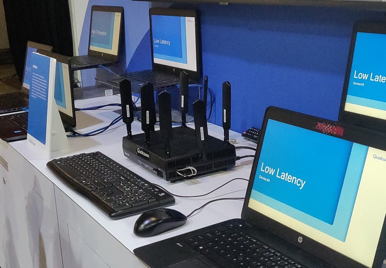 Huit PC sont connectés au même point d'accès. Sans la technique de l'OFDMA, leur latence explose.