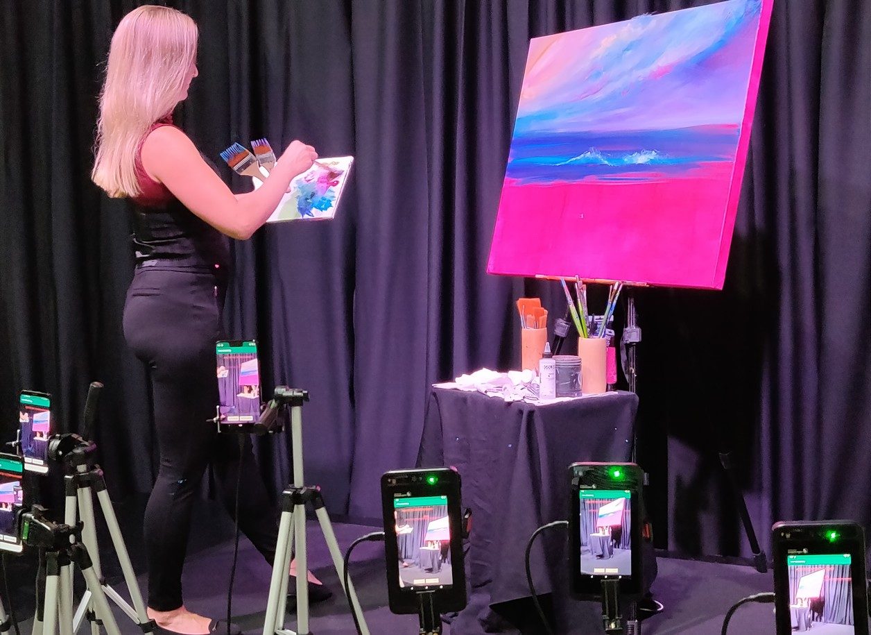 Dans cette démo, une peintre est filmée par plusieurs smartphones qui réalisent simultanément un live stream.