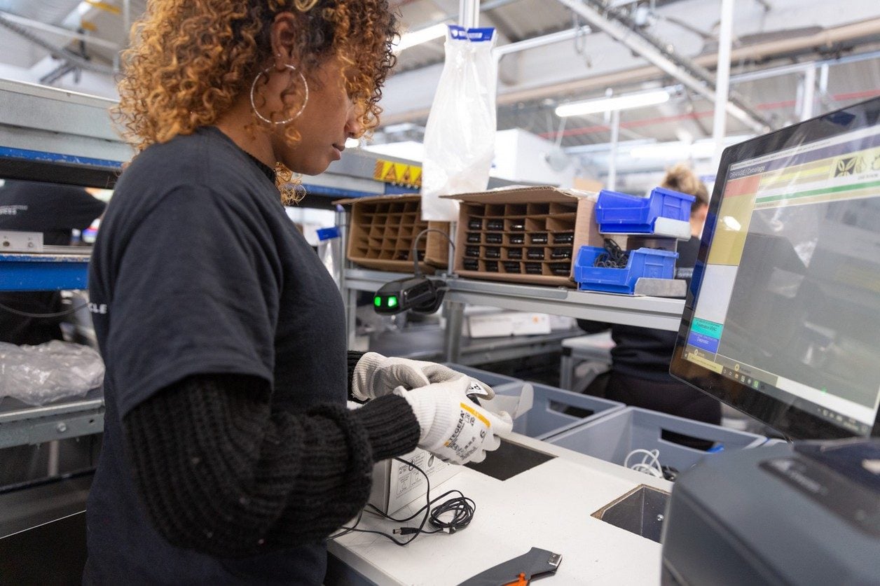 Dans l'usine de reconditonnement de Ingram Micro à Montauban.