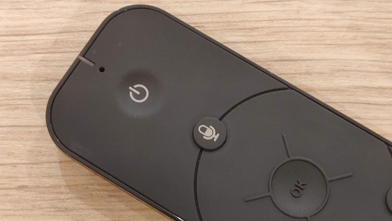 Djingo s'active sur la télécommande en appuyant sur la touche micro.