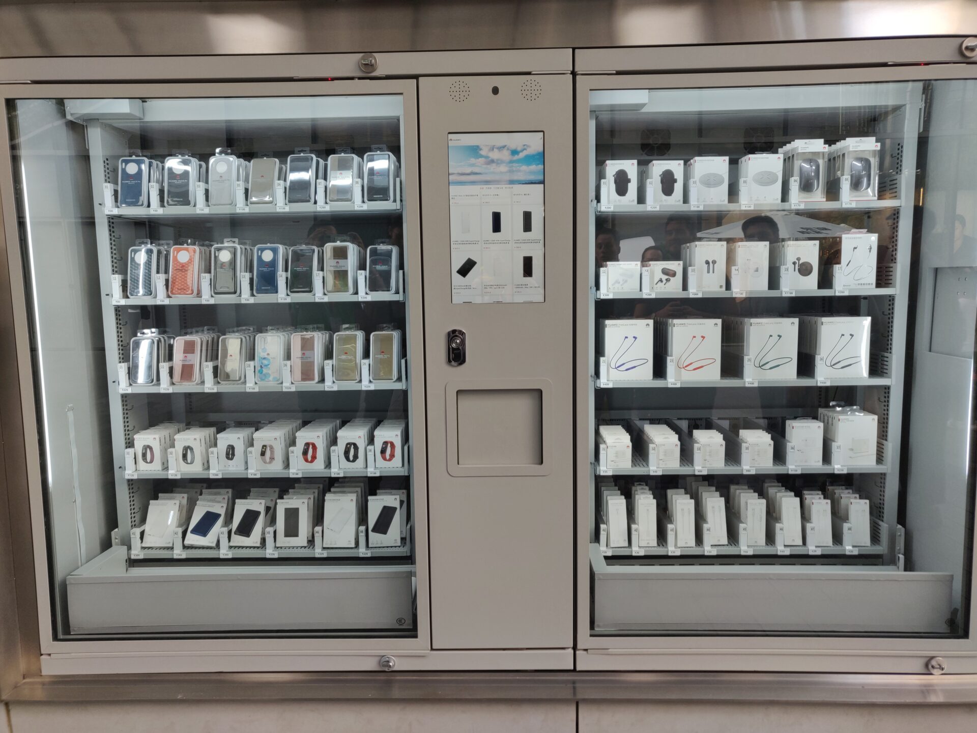Le distributeur à l'extérieur.
